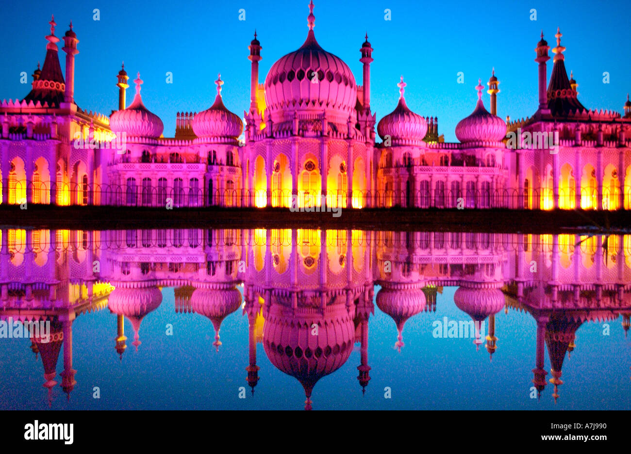 Brighton Royal Pavilion illuminata in rosa per il Gay Pride Festival si riflette in un stagno Foto Stock