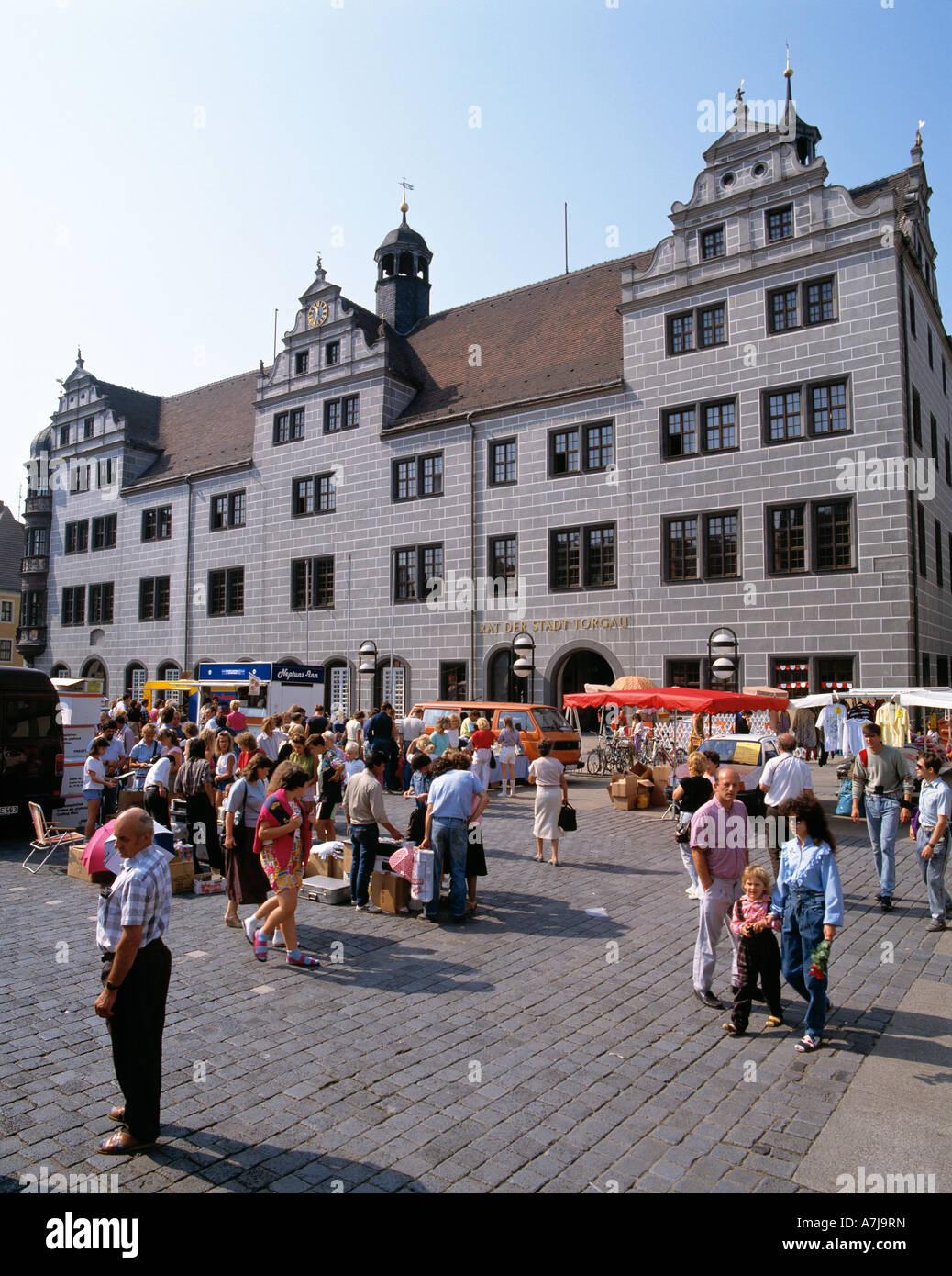 Wochenmarkt vor dem Renaissancerathaus in Torgau, Elba, Sachsen Foto Stock