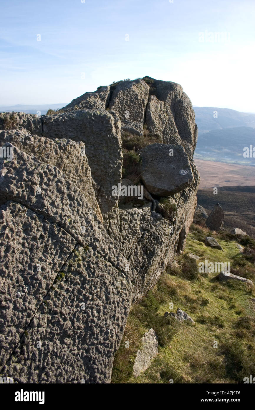 Roccia su Moel Siabod Snowdonia che mostra l'effetto di ghiaccio spennatura a causa di glaciazione Foto Stock