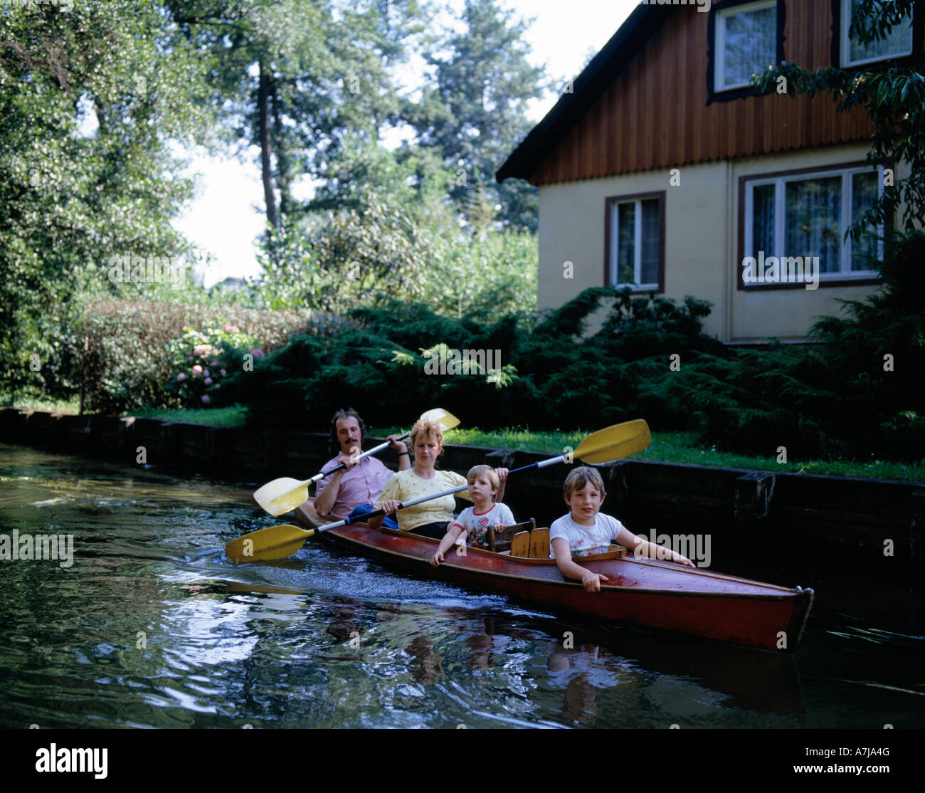 D-Luebbenau, foresta di Sprea, UNESCO Biosphaerenreservat Spreewald, Lusazia inferiore, Brandeburgo, giovane famiglia in una canoa Pagaie su un canale nella foresta di Sprea, canale, sul fiume fiume paesaggio, sul delta del fiume, la navigazione del delta del fiume, acque interne, foresta, forestal Foto Stock