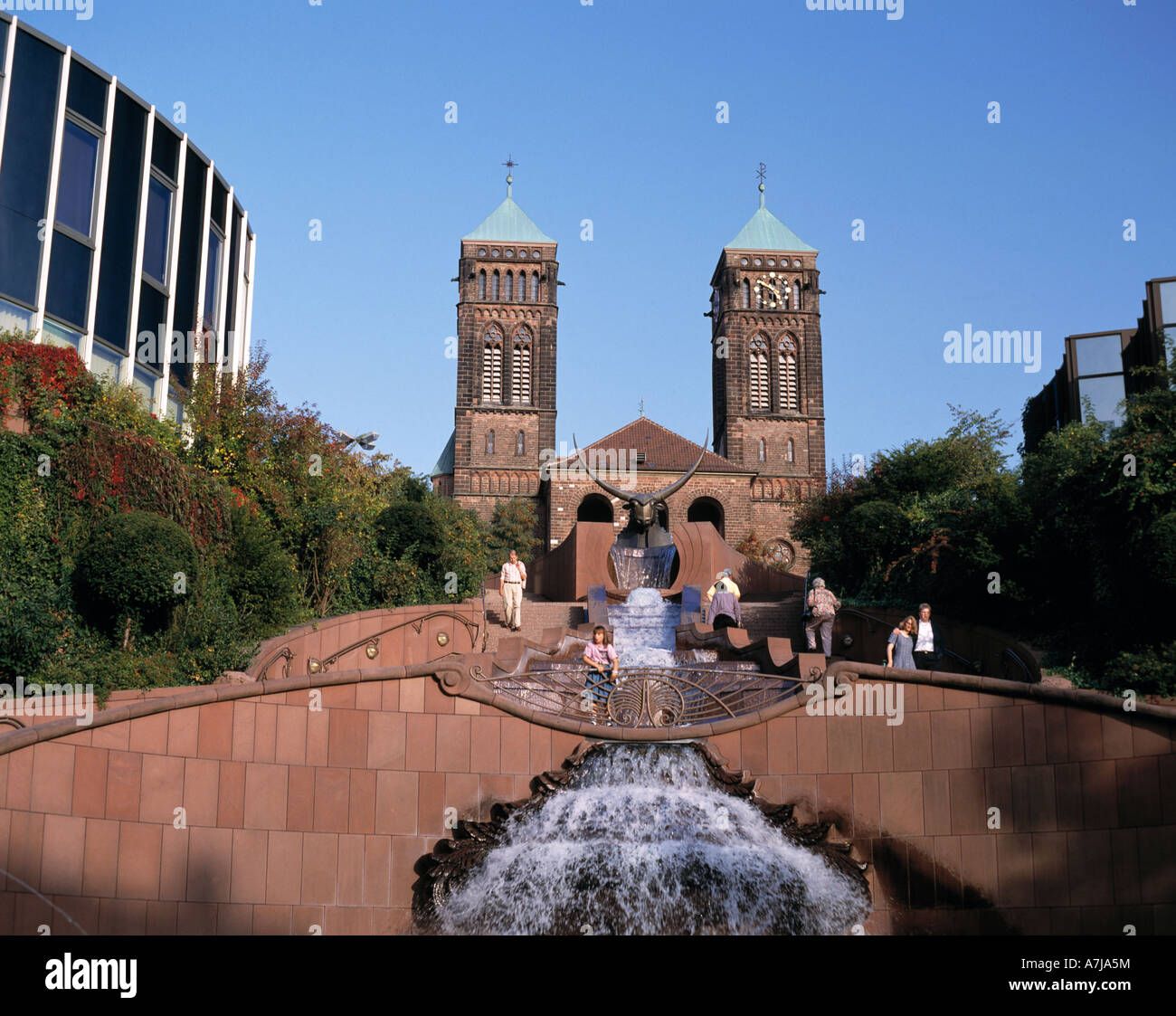 Neue Schlosstreppenanlage mit Stierskulptur und Wasserfall und Kirche Sankt Pirminius in Pirmasens, Pfaelzer Wald, Renania-Palatinato Foto Stock