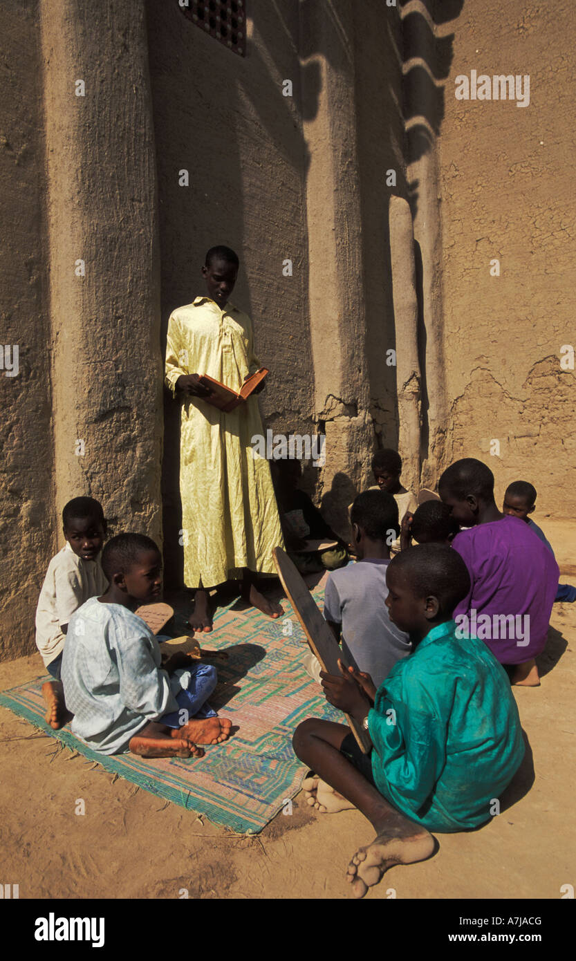 Marabutto di insegnamento presso la scuola coranica, Djenné, Mali Foto Stock