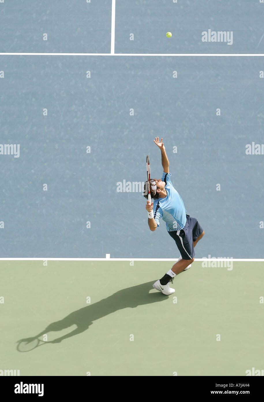 Istruttore di tennis Roger Federer in azione al Dubai Duty Free uomini aperto. Foto Stock