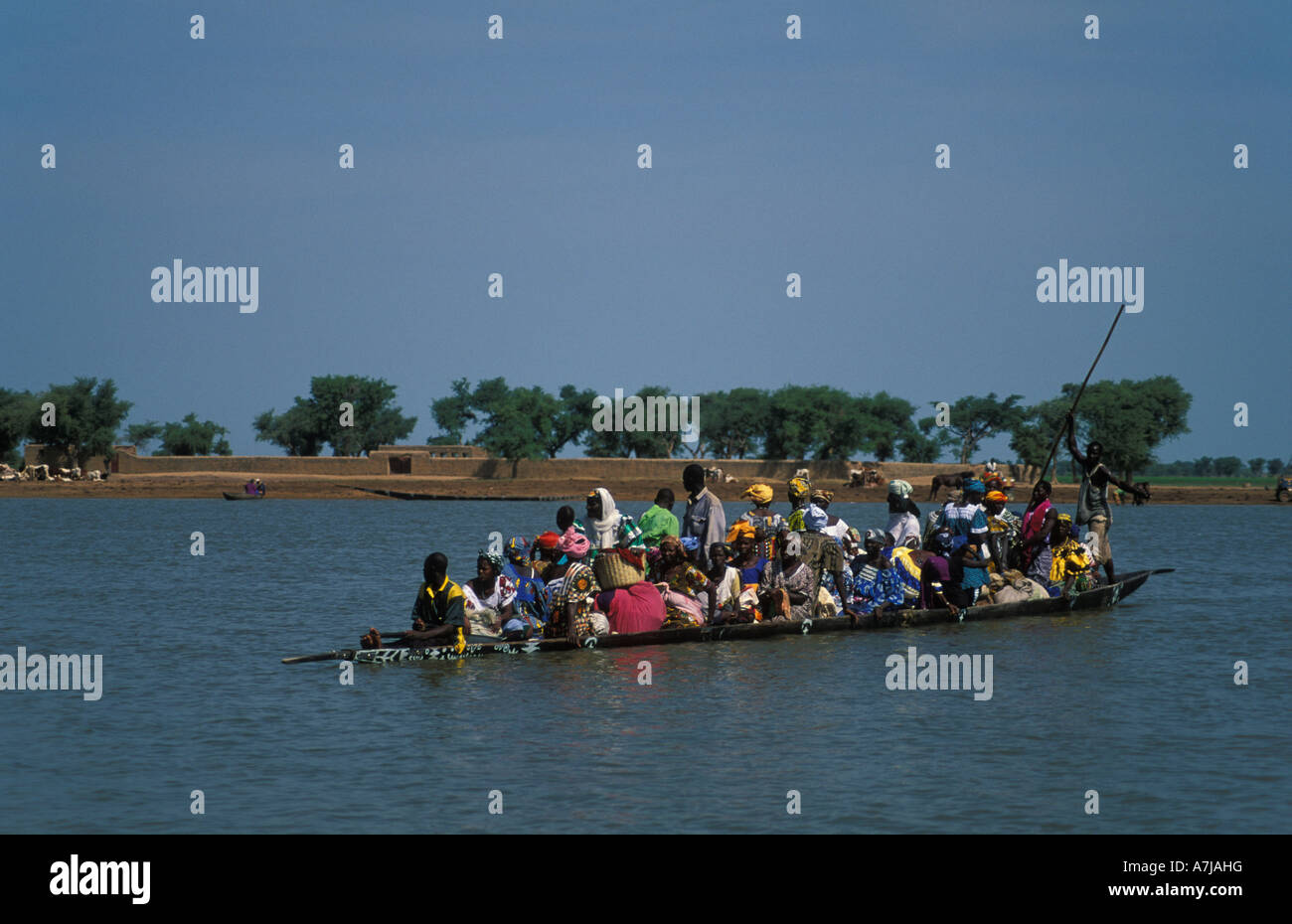 Djenné è situato su un'isola nel Niger Inland Delta. Persone attraversano l'acqua per i villaggi circostanti in piroga, Mali Foto Stock