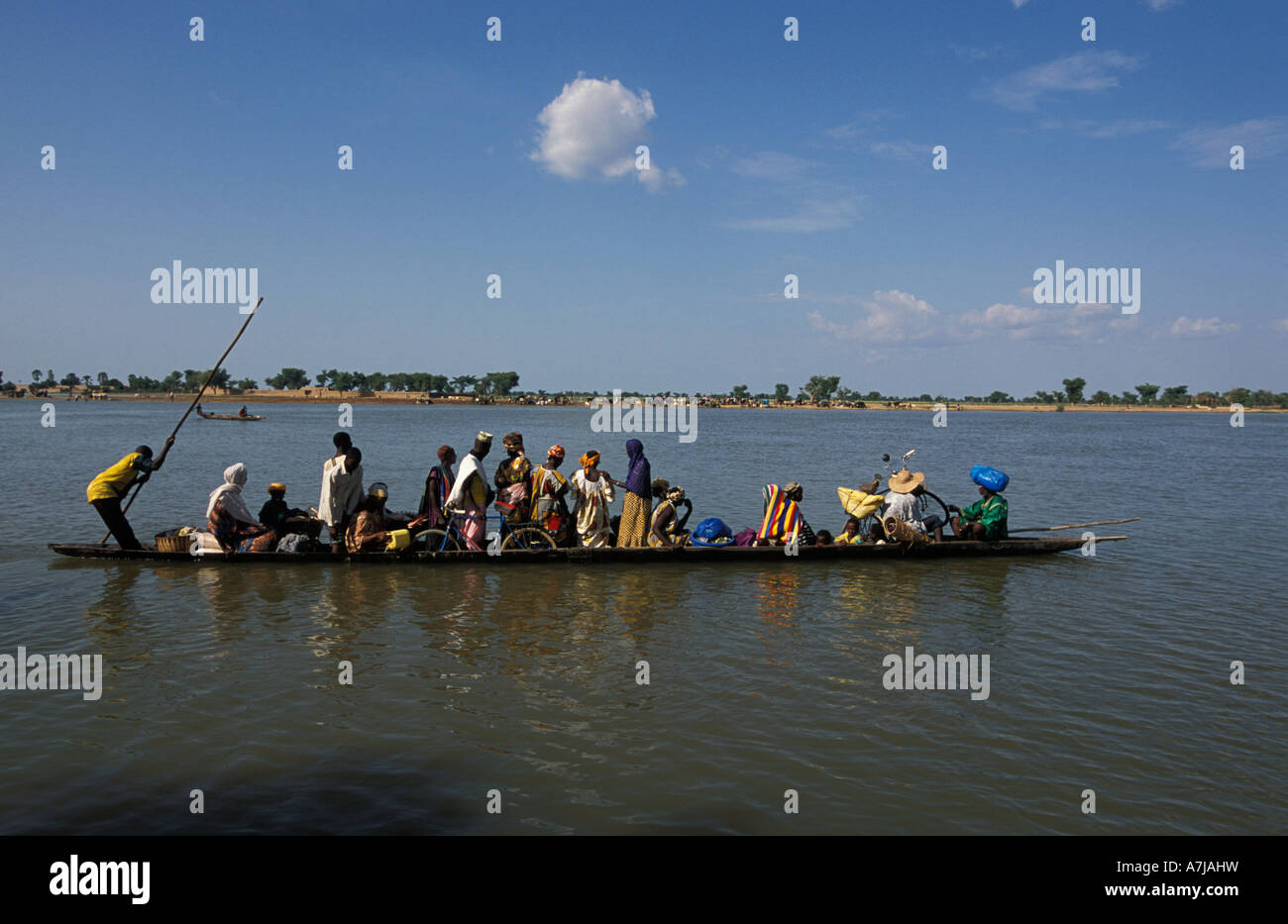 Djenné è situato su un'isola nel Niger Inland Delta. Persone attraversano l'acqua per i villaggi circostanti in piroga, Mali Foto Stock