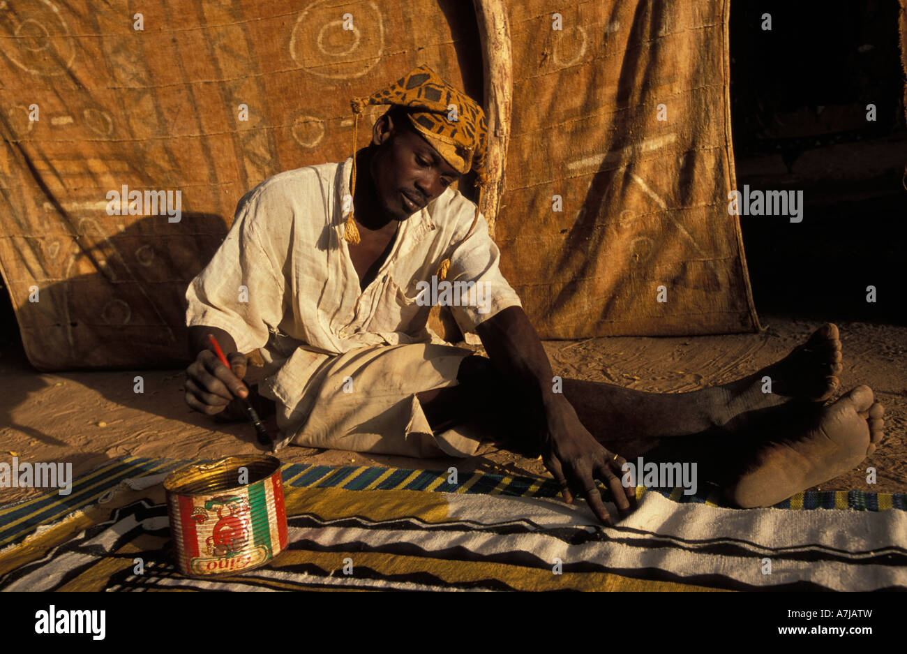 Bogolan o fango panno dipinto, Ende, Paese Dogon del Mali Foto Stock
