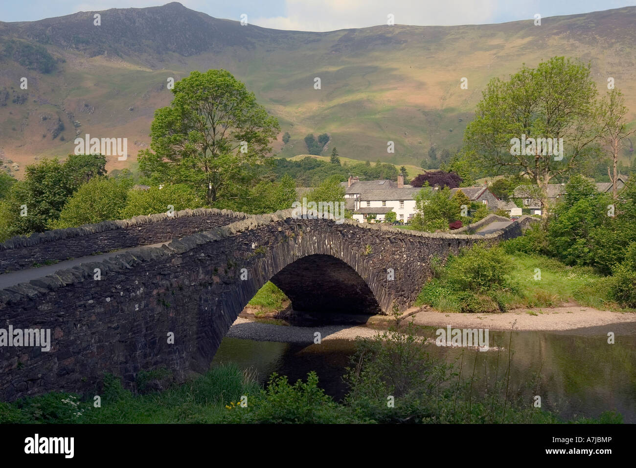 Il ponte di pietra a Grange Cumbria Lake District National Park in Inghilterra Foto Stock