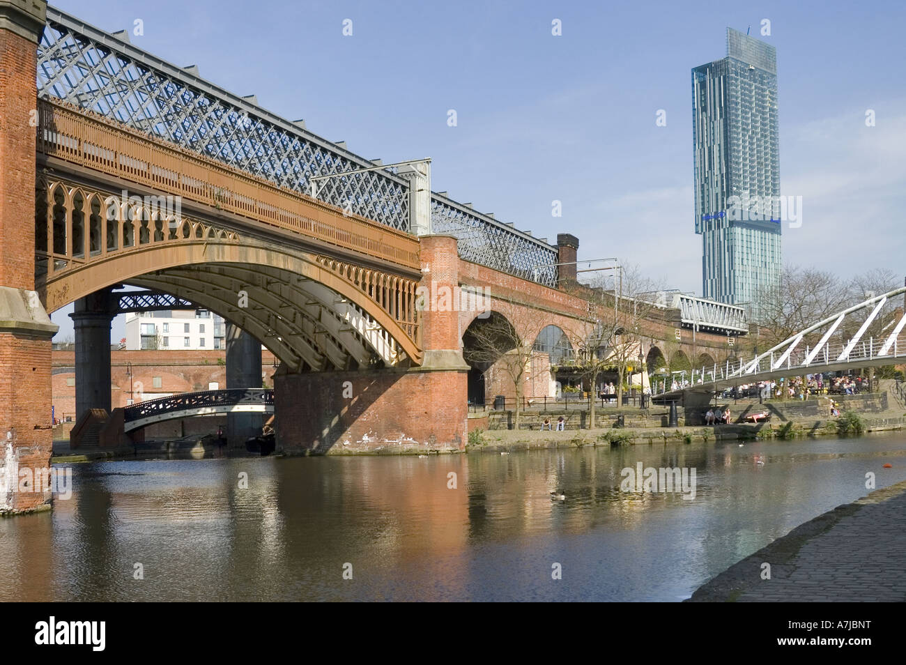 Beetham Tower Manchester ferroviaria ponte su Bridgewater Canal Foto Stock