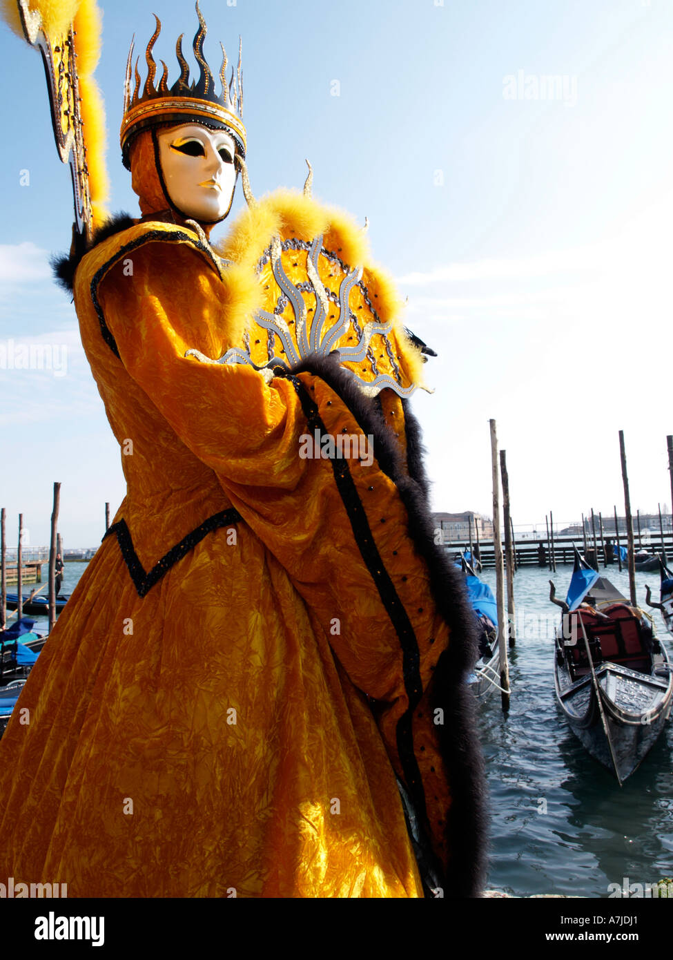Uomo in costume stravagante Carnevale di Venezia Foto stock - Alamy