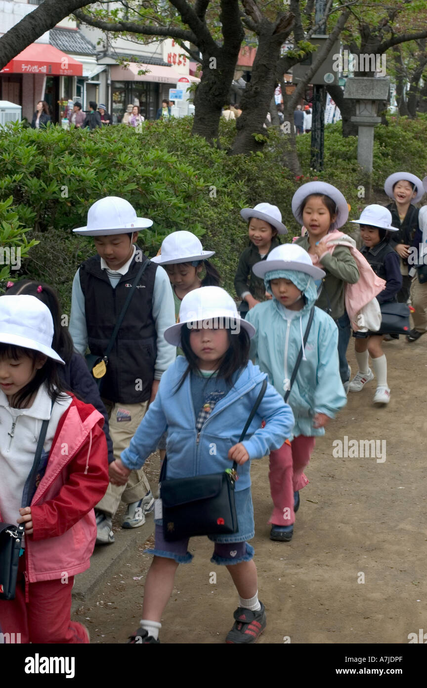 Bambini di scuola elementare della città di Kamakura nella prefettura di Kanagawa isola di Honshu Giappone Foto Stock