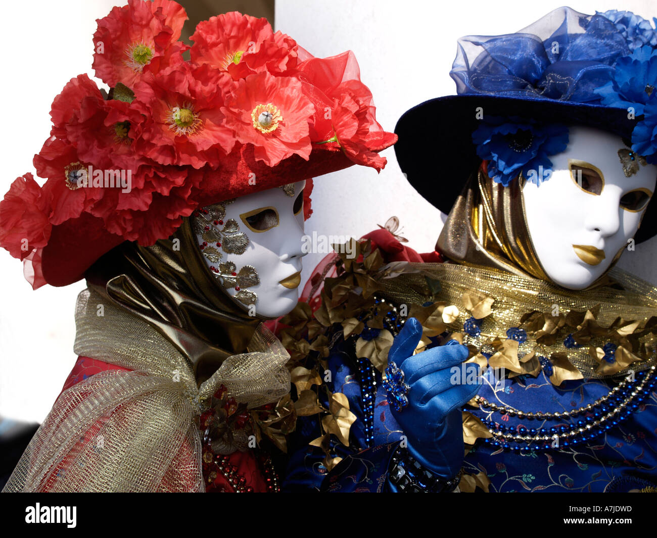 Due donna in costume di carnevale di Venezia maschere bianco rosso blu  cappelli Foto stock - Alamy