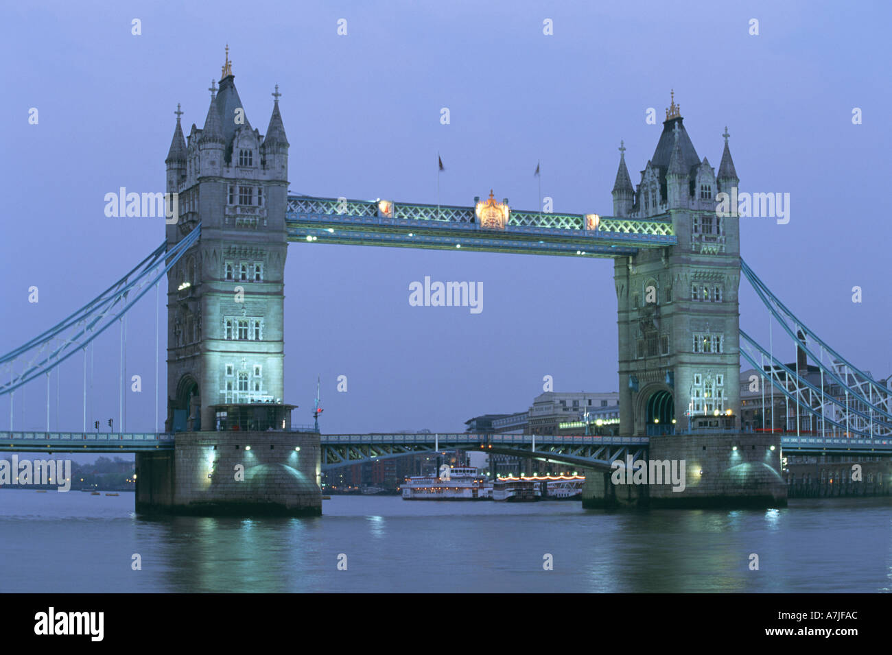 Il Tower Bridge al crepuscolo London Regno Unito Foto Stock Il Tower Bridge al crepuscolo London Regno Unito Foto Stock
