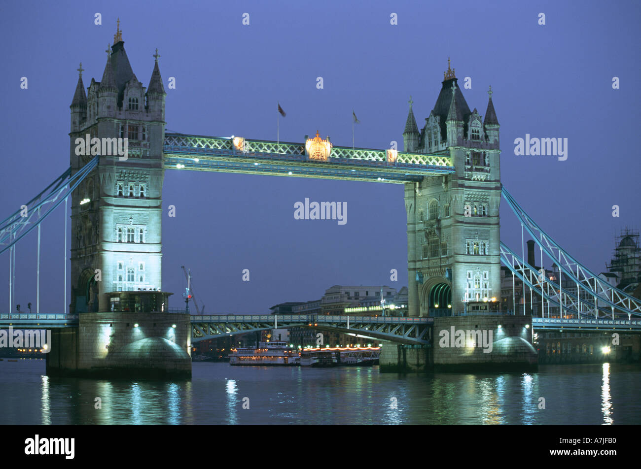 Il Tower Bridge al crepuscolo London Regno Unito Foto Stock Il Tower Bridge al crepuscolo London Regno Unito Foto Stock