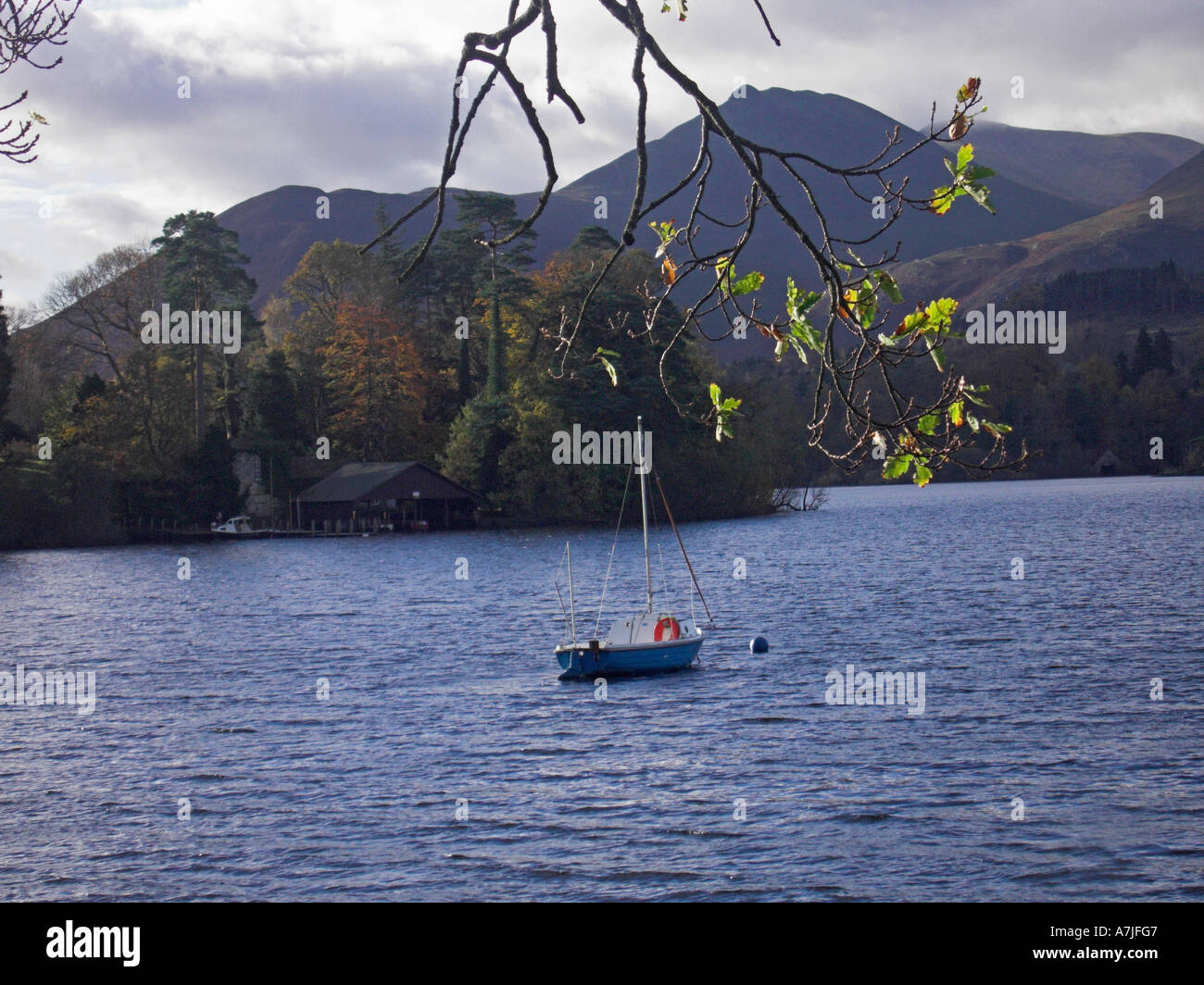 Barca su Derwentwater Keswick con Catbells in background Foto Stock