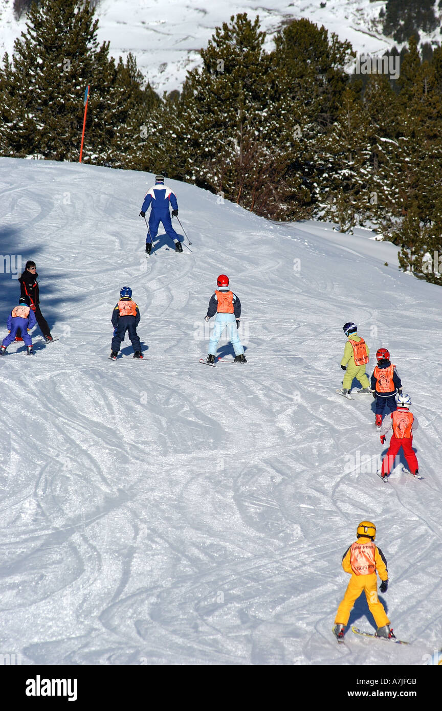 Scuola di sci per bambini, Soldeu ski resort, Andorra. Foto Stock