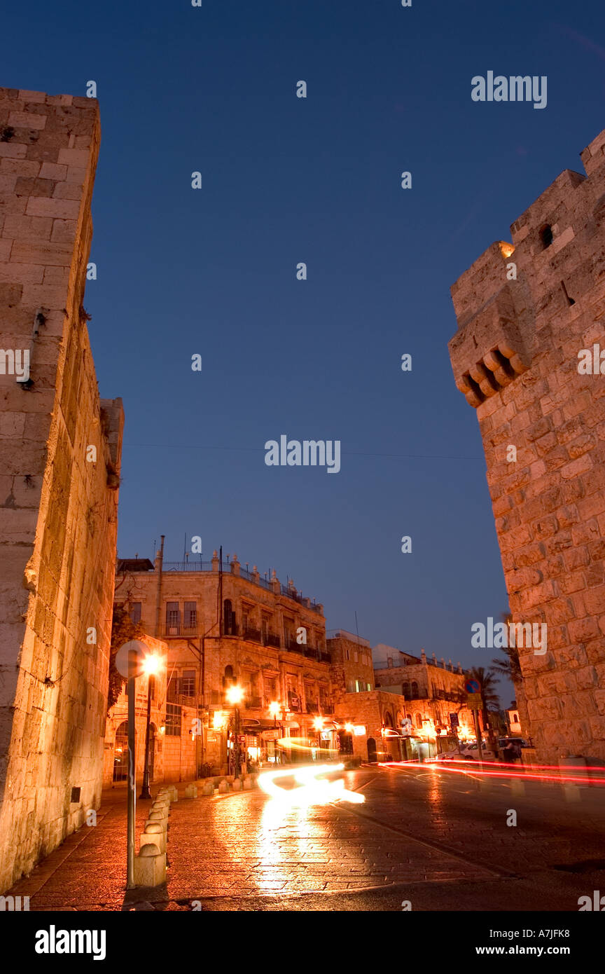 Di notte le luci del traffico della Porta di Jaffa antica città murata Gerusalemme Israele Foto Stock