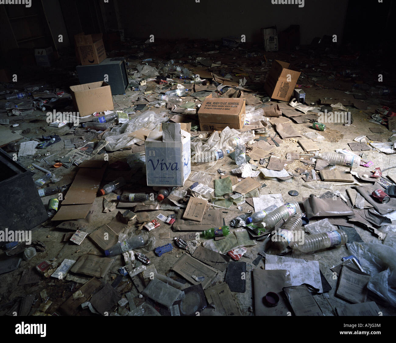Stati Uniti Razioni di esercito cucciolata il pavimento all'interno di un palazzo. Baghdad, Iraq, 2003 Foto Stock