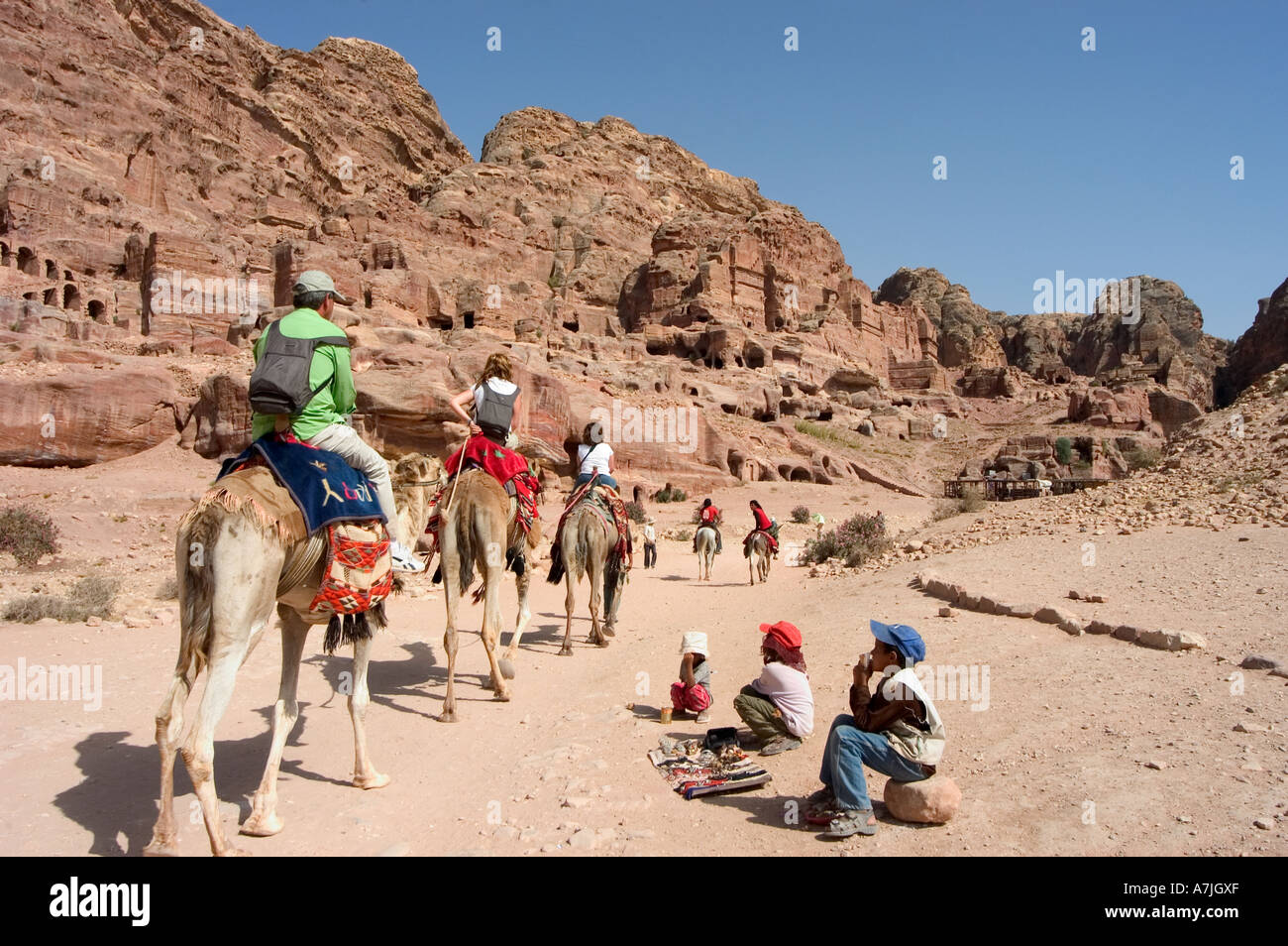 Bambini locali corsa in cammello di Petra Wadi Musa Mousa Giordania Medio Oriente Foto Stock