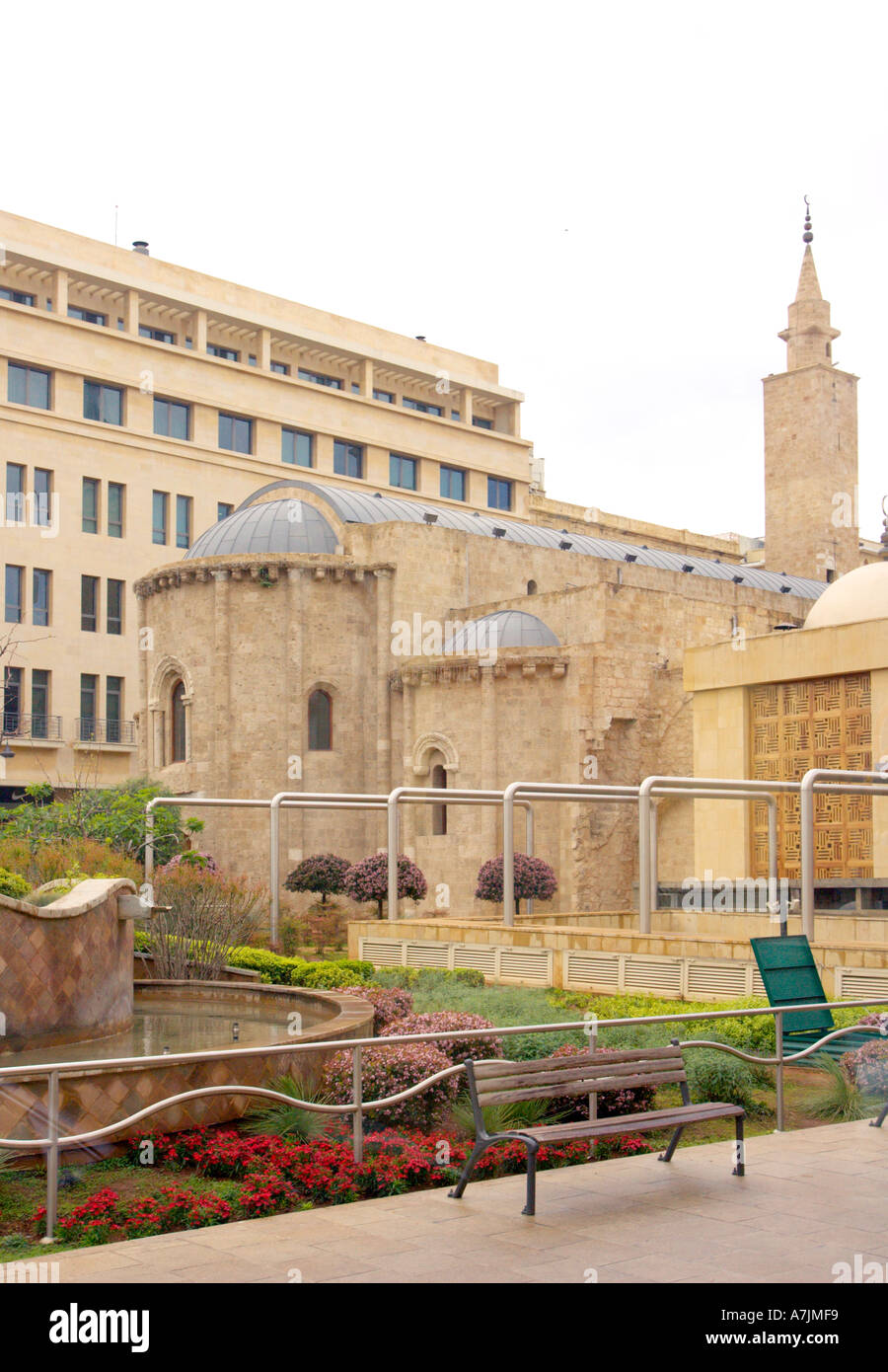 BEIRUT Libano greco ortodossa Chiesa cristiana e la moschea musulmana adiacenti gli uni agli altri nel centro cittadino di Beirut Foto Stock