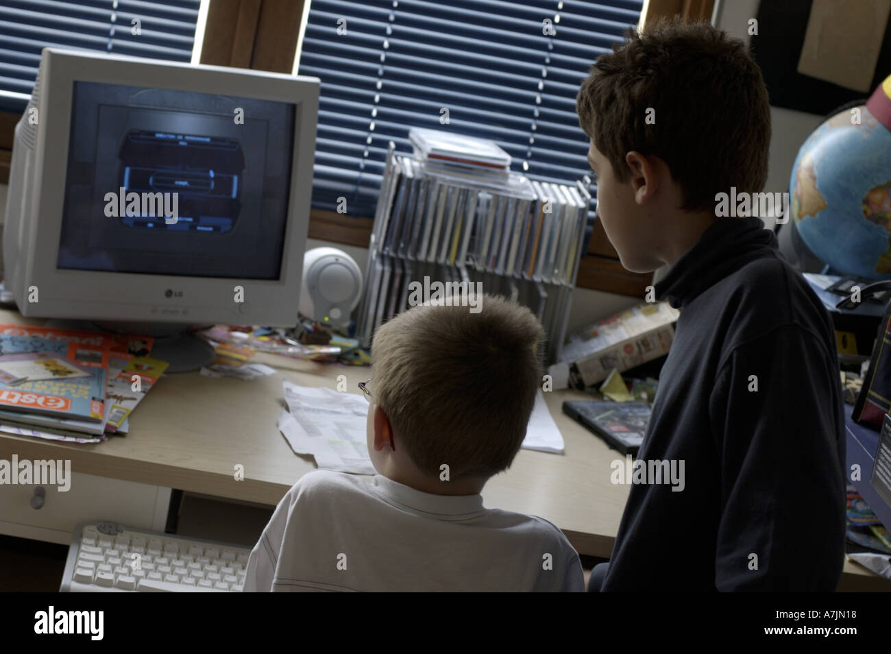 Due bambini che giocano un video gioco su un pc Foto Stock