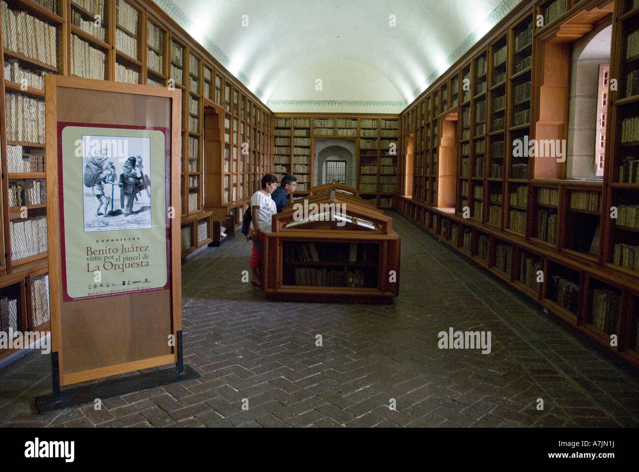 Uomo che guarda ai libri nel museo regionale - Museo della cultura vicino a Santo Domingo chiesa conventuale di Oaxaca - Messico Foto Stock