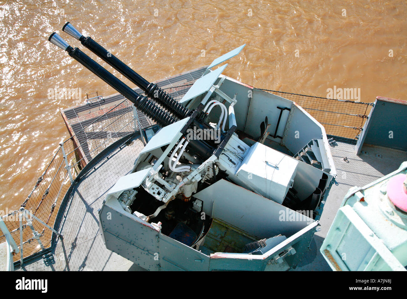 Anti pistole di aeromobili a bordo della HMS Belfast sul Tamigi a Londra Foto Stock