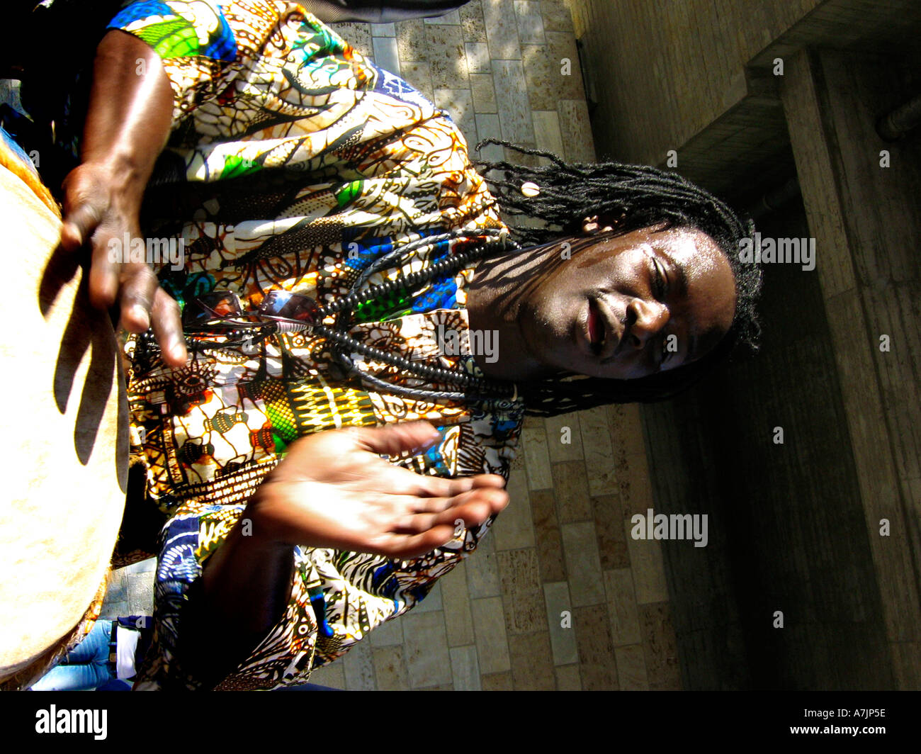 Drumming Rasta Foto Stock