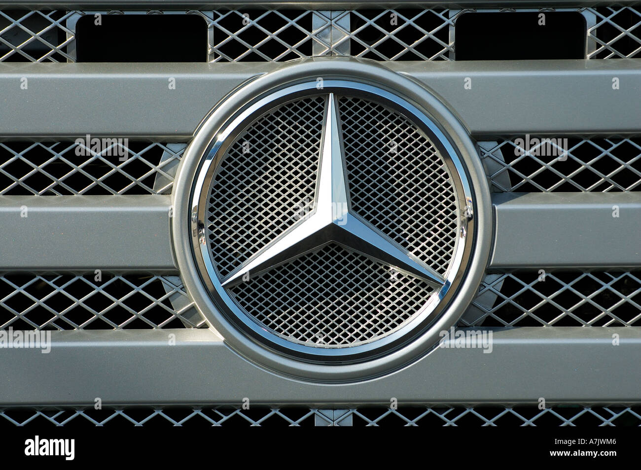 Mercedes Logo sul cofano del motore di un carrello di argento Foto Stock