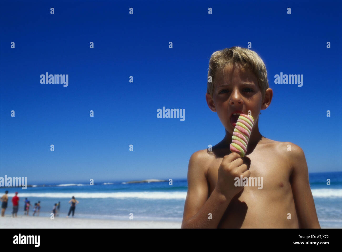 Ritratto di un ragazzo di mangiare un gelato Foto Stock