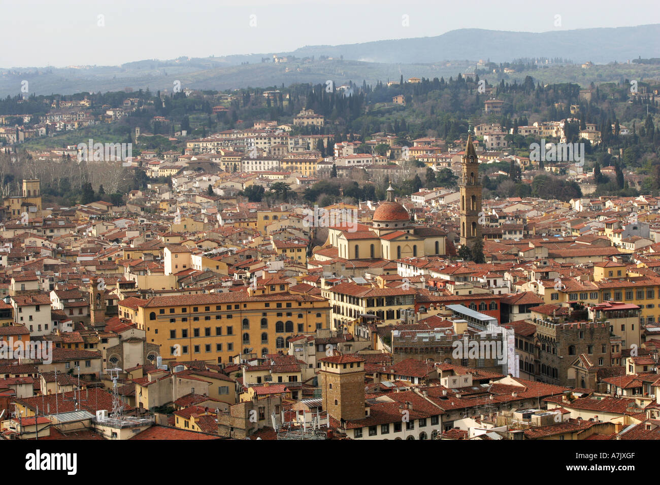 Areial vedute dei tetti in terracotta e Toscana paesaggio dalla cima del Campanile del Duomo torre campanaria Firenze Firenze Italia Europa Foto Stock