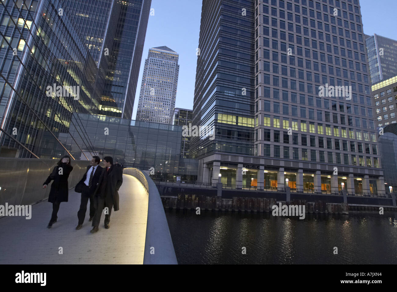 Canary Wharf edifici per uffici a crepuscolo in London REGNO UNITO Foto Stock