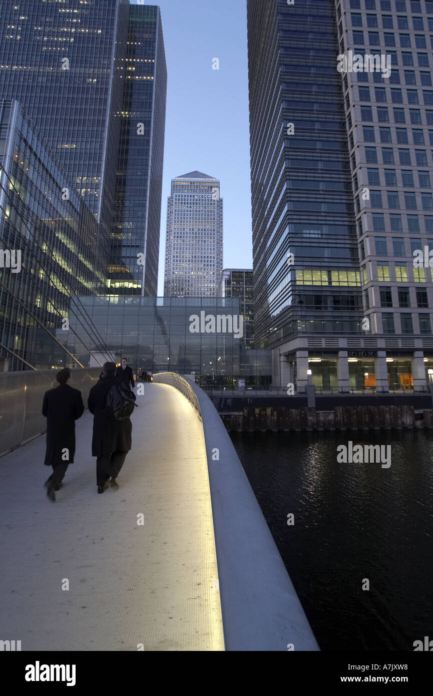 Canary Wharf edifici per uffici a crepuscolo in London REGNO UNITO Foto Stock