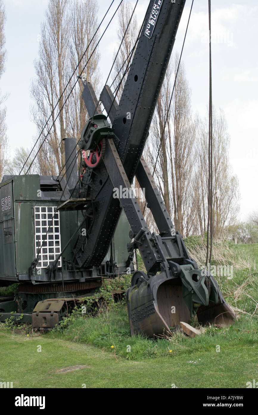 Vecchio escavatore meccanico Ruston-Bucyrus con benna, una reliquia della prima ingegneria industriale e mineraria in Inghilterra. Foto Stock