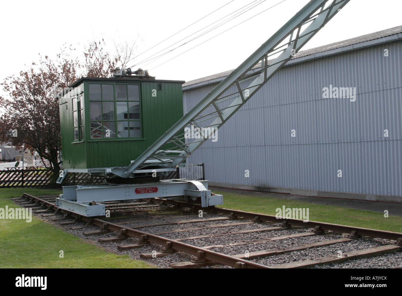 Gru ferroviaria vittoriana restaurata esposta su binari conservati, una reliquia del patrimonio ingegneristico industriale britannico. Foto Stock