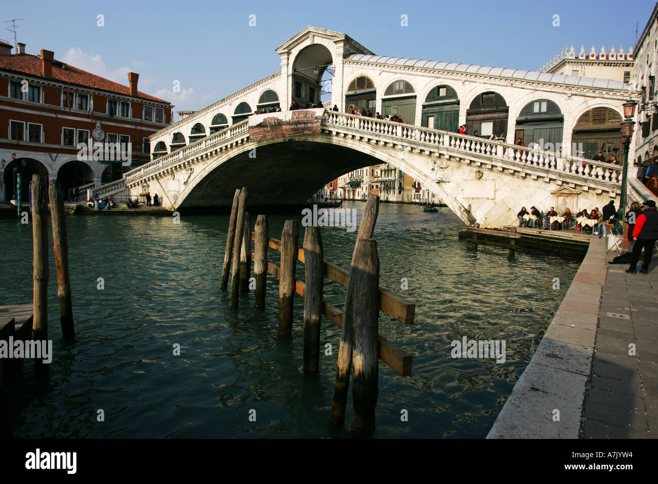 Pomeriggio di sole colpisce il mondo famosa attrazione turistica di Ponte di Rialto, Venezia Italia Europa UE Foto Stock