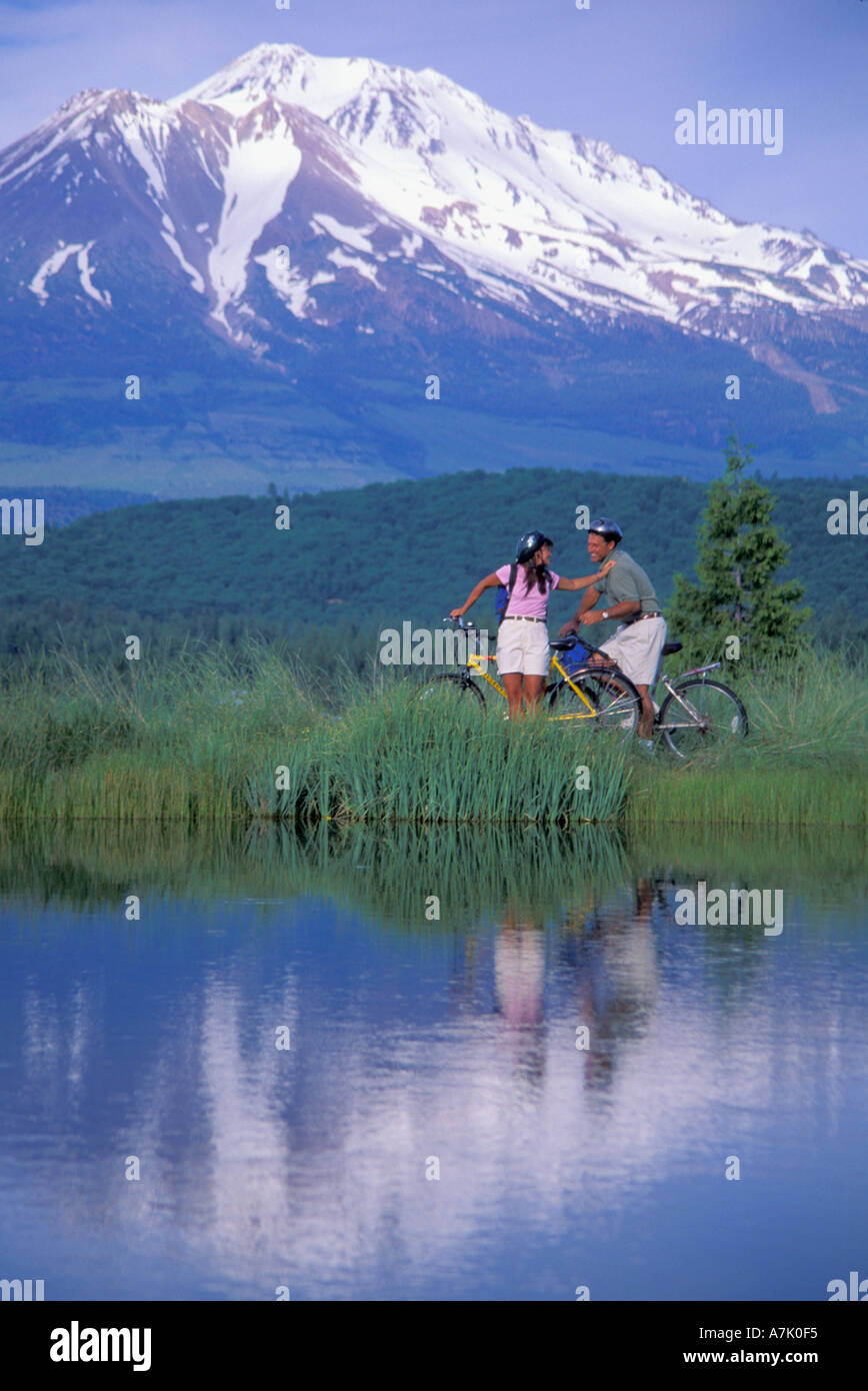 Rilasciato giovane mountain bike vicino al lago Mt Shasta California Foto Stock