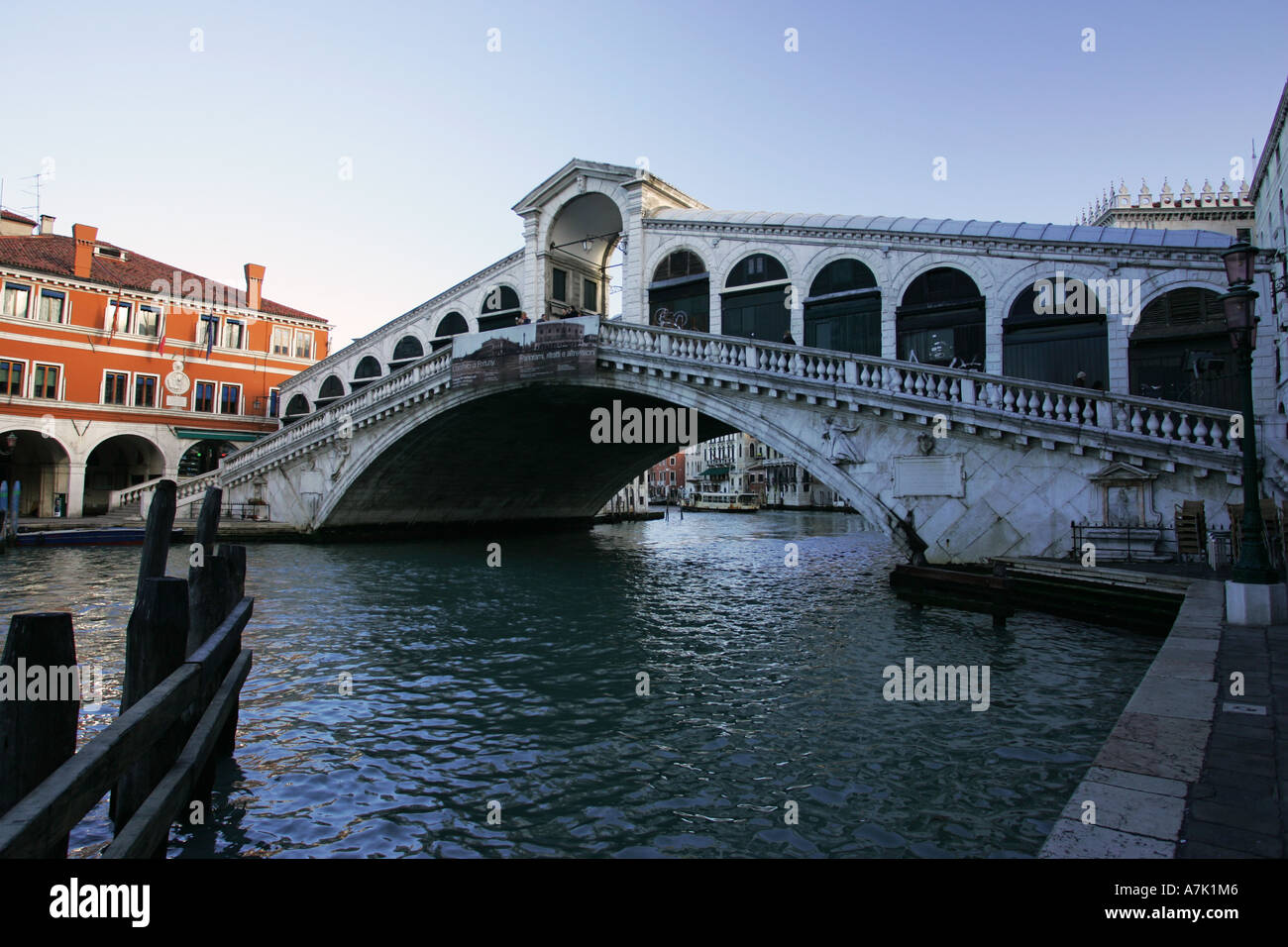 Popolare attrazione turistica Ponte di Rialto sul Canal Grande a Venezia Alba Italia EU Foto Stock
