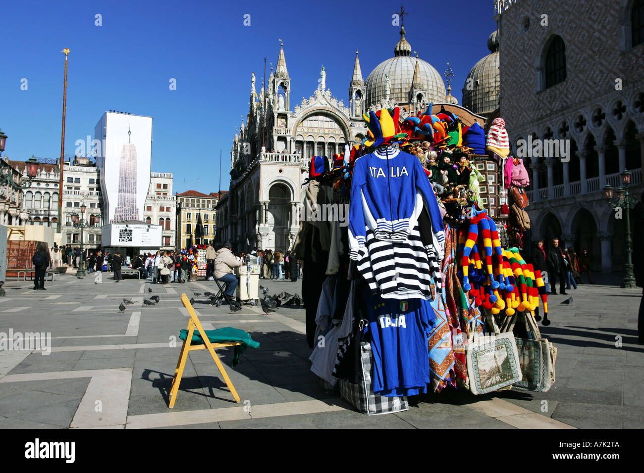 Luminosa colorata squadra nazionale italiana replica vestiti per la vendita ai turisti come souvenir in Piazza San Marco Venezia Italia Europa Foto Stock