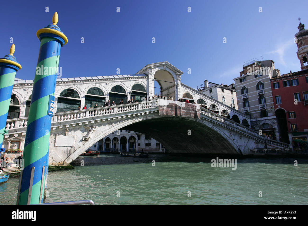 Popolare attrazione turistica Ponte di Rialto attraversa il Canal Grande Venezia Italia destinazione europea UE Foto Stock