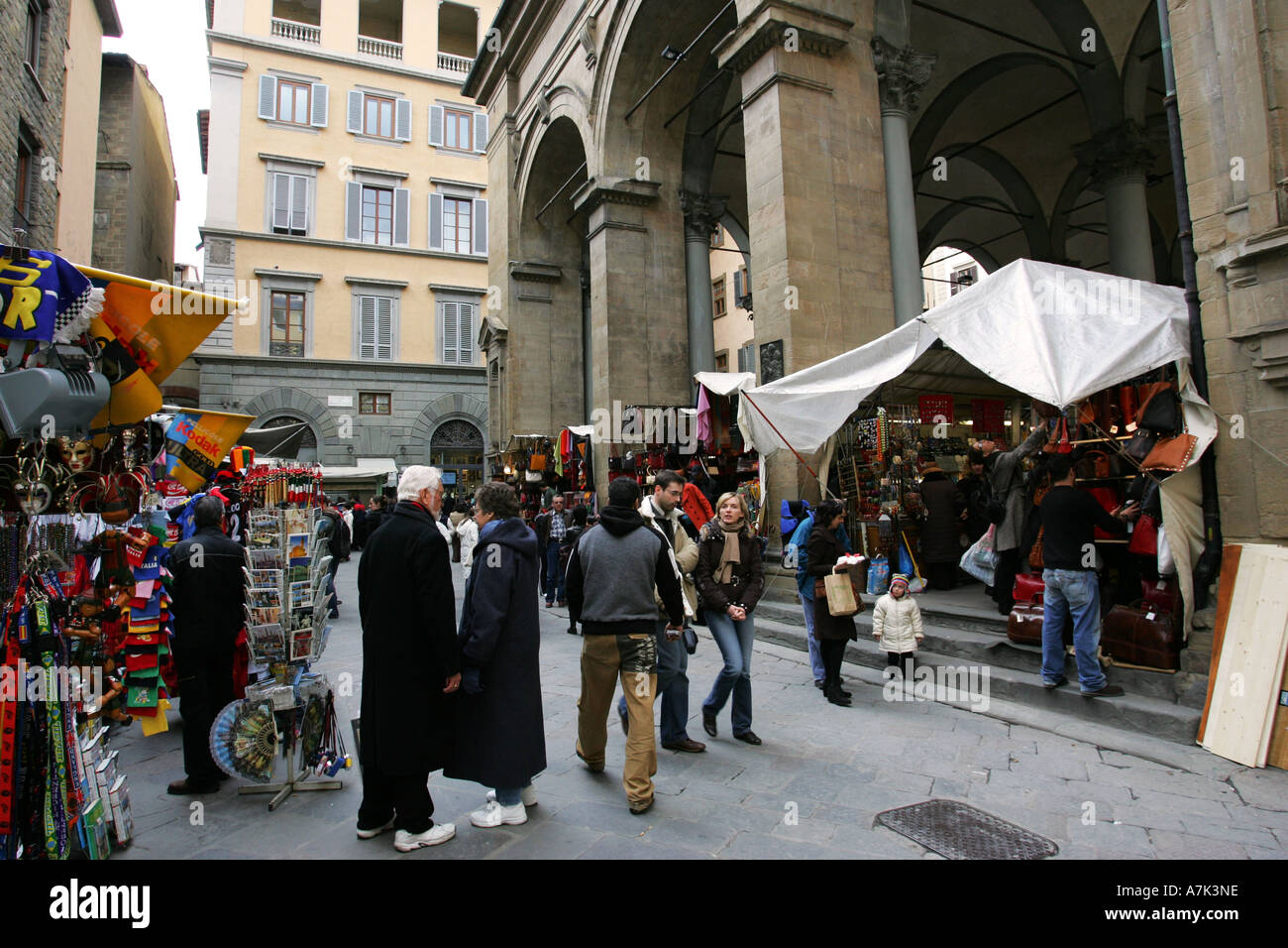 I turisti di esplorare la famosa coloratissimo mercato Nuovo negozio di souvenir e articoli di pelletteria mercato Firenze Toscana Italia Europa UE Foto Stock