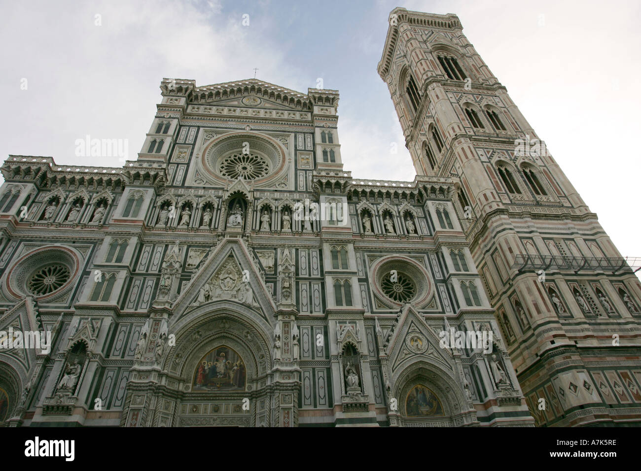 Primo piano frontale facciata in marmo della famosa cattedrale cattolica Firenze Duomo Firenze Toscana Italia Europa UE Foto Stock