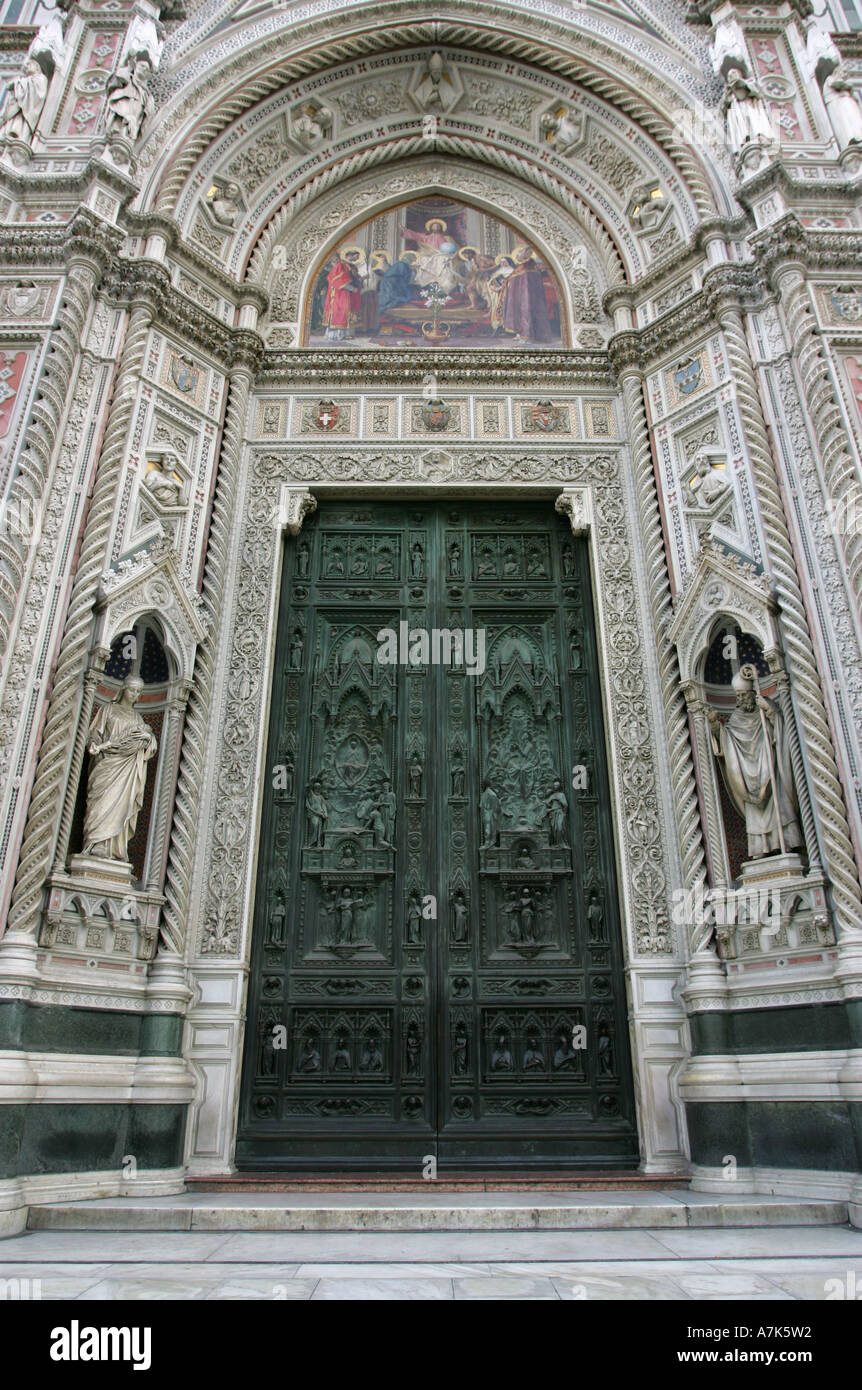 Il Massiccio centrale porta di bronzo e colorata pittura ad affresco ingresso alla famosa località turistica di attrazione di Firenze il Duomo di Firenze Foto Stock