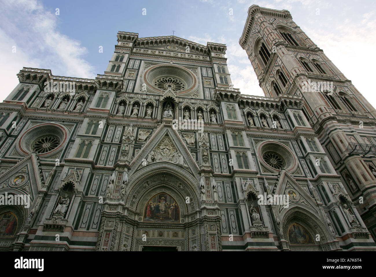 Primo piano frontale facciata in marmo della famosa cattedrale cattolica Firenze Duomo Firenze Toscana Italia Europa UE Foto Stock