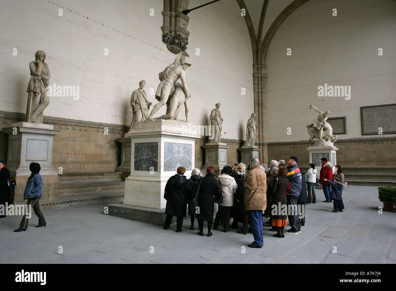 Ai turisti di ammirare le statue nella Loggia della Signoria nel centro di Firenze Italia Europa UE Foto Stock
