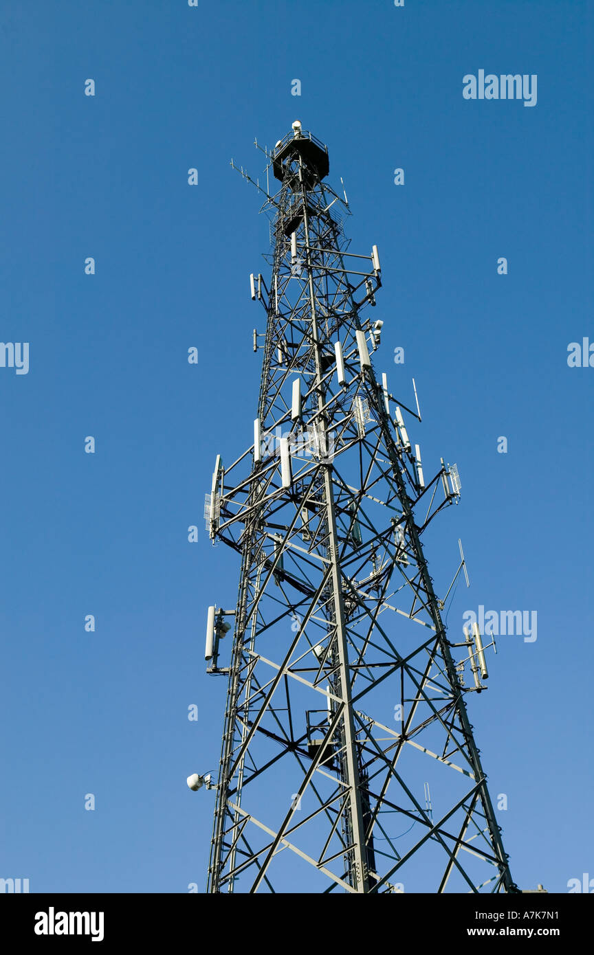 TV e telefono mobile trasmettitore sul montante comune Manmoel accanto al Sirhowy Valley a piedi Ebbw Vale Wales UK Foto Stock
