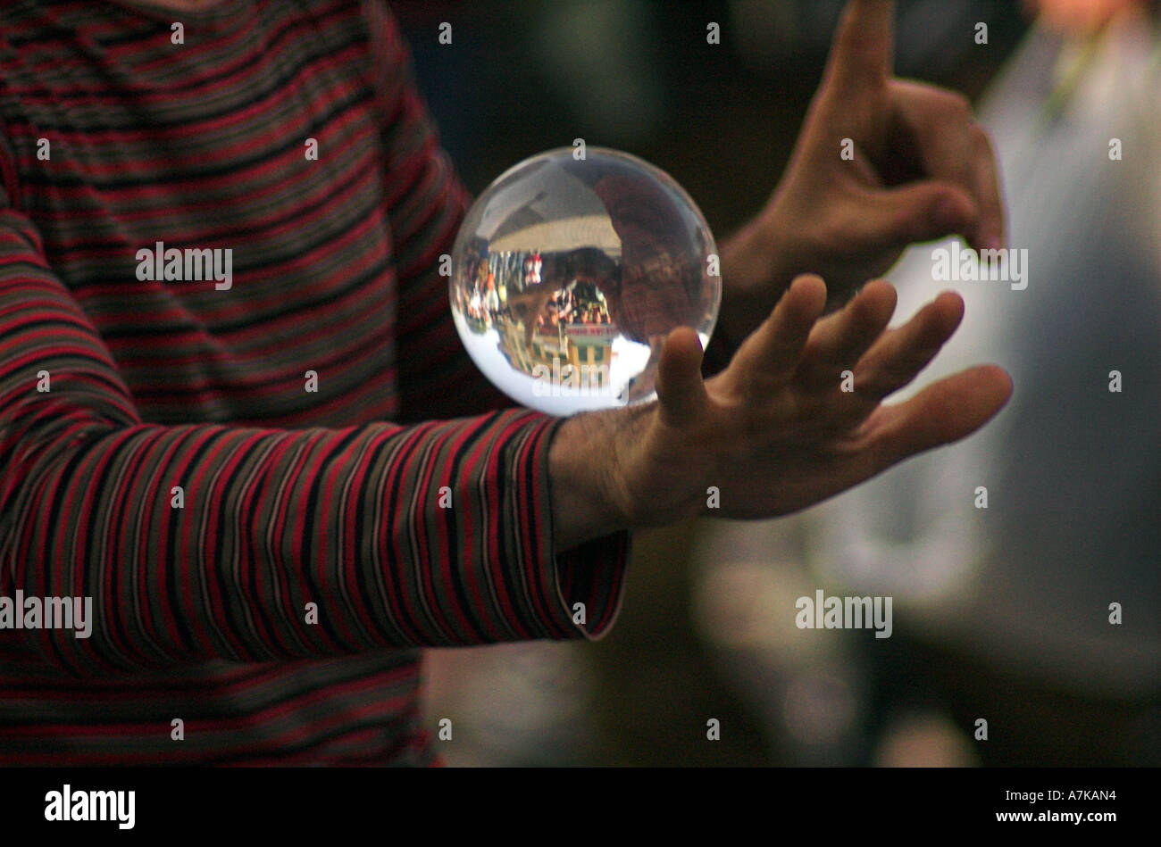 Street giocoliere contatto giocoleria con una sfera di cristallo Foto stock  - Alamy