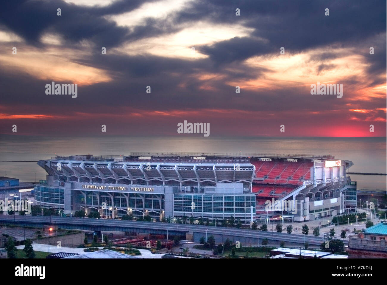 Cleveland Browns Stadium sulle rive del Lago Erie con il Cleveland Memorial Shoreway davanti Foto Stock