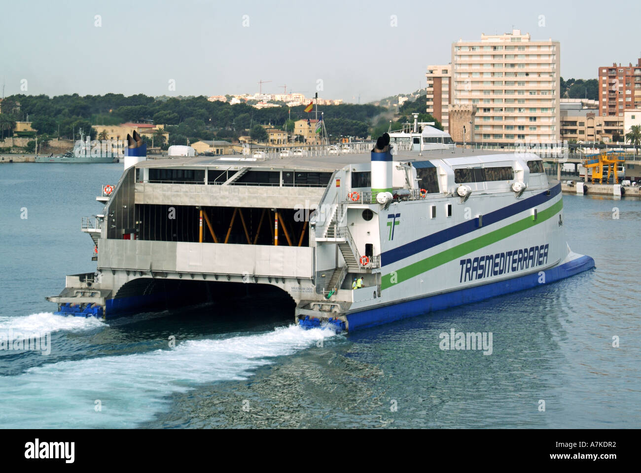 Palma Trasmediterranea docks ferry catamarano approcci procedure Dockside Wizard Foto Stock