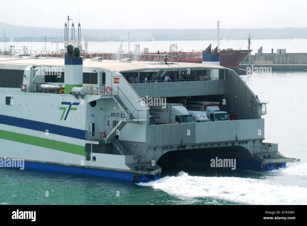 Palma docks Trasmediterranea catamarano traghetti del porto di partenza con autocarri Foto Stock