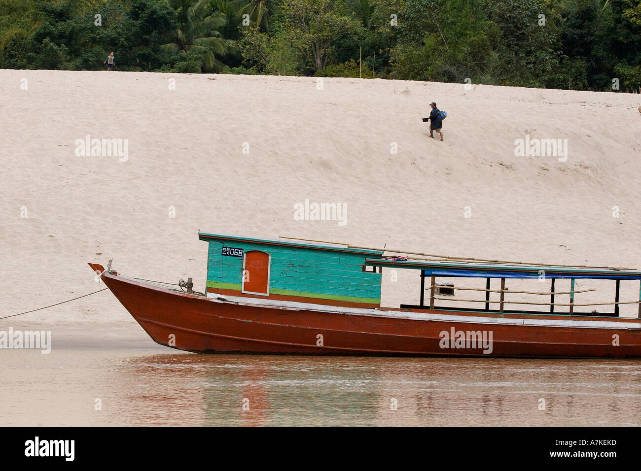 Una lunga barca o barca lenta sono utilizzati per il trasporto di persone e di merci lungo il fiume Mekong al di sopra di Luang Probang LAOS Foto Stock